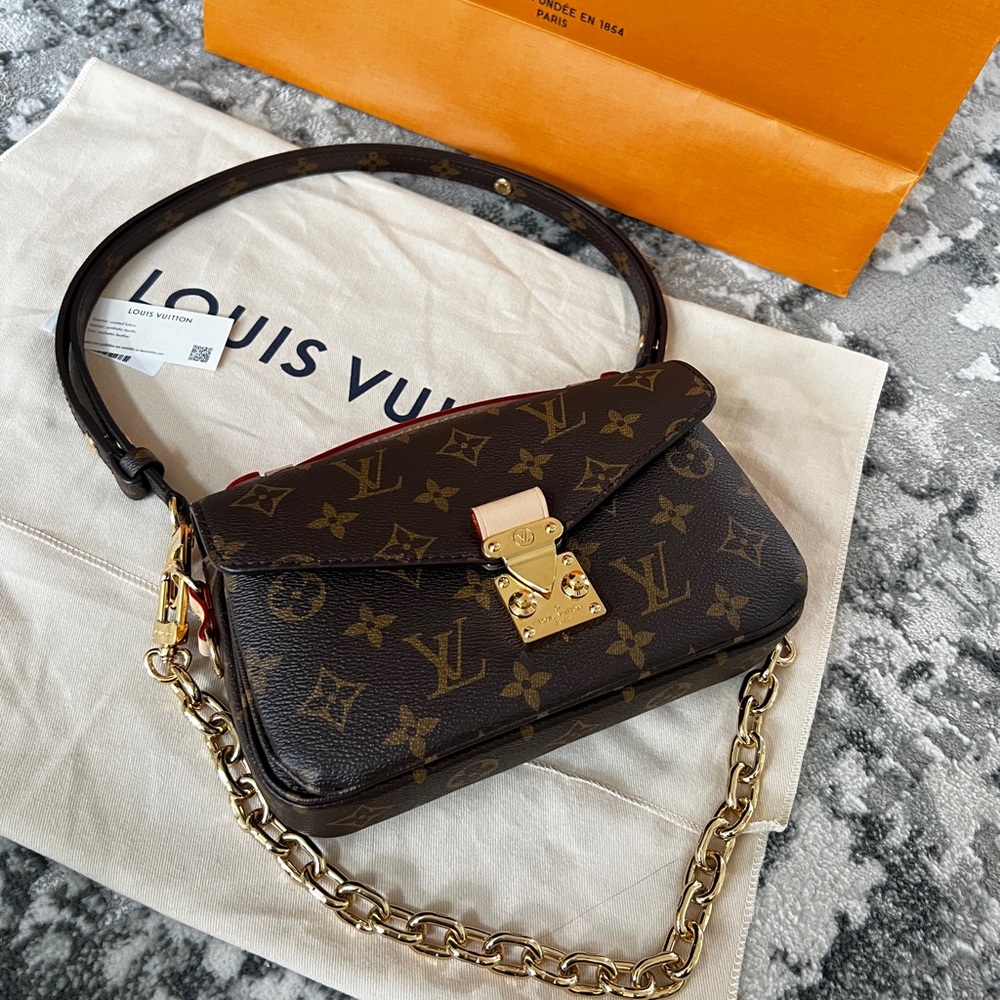 Brand new Louis Vuitton M46279
Pochette Métis East West